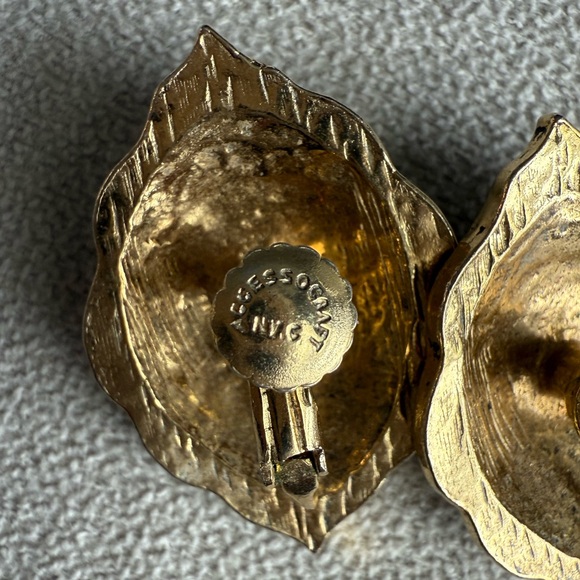 Vintage 80’s Accessocraft Gold Tone Clip-On Earrings – Ornate Shield Design - Picture 7 of 8